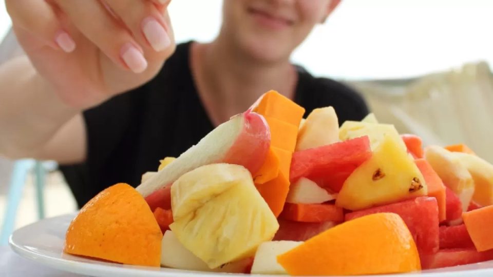 a-eshte-e-sigurt-te-ushqeheni-vetem-me-fruta?-keto-jane-perfitimet-dhe-rreziqet