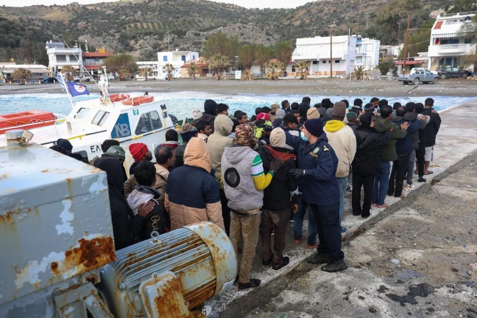 greqia-akuzohet-per-perdorimin-e-migranteve-si-“mercenare”-ne-kthimet-e-detyruara-ne-kufirin-me-turqine