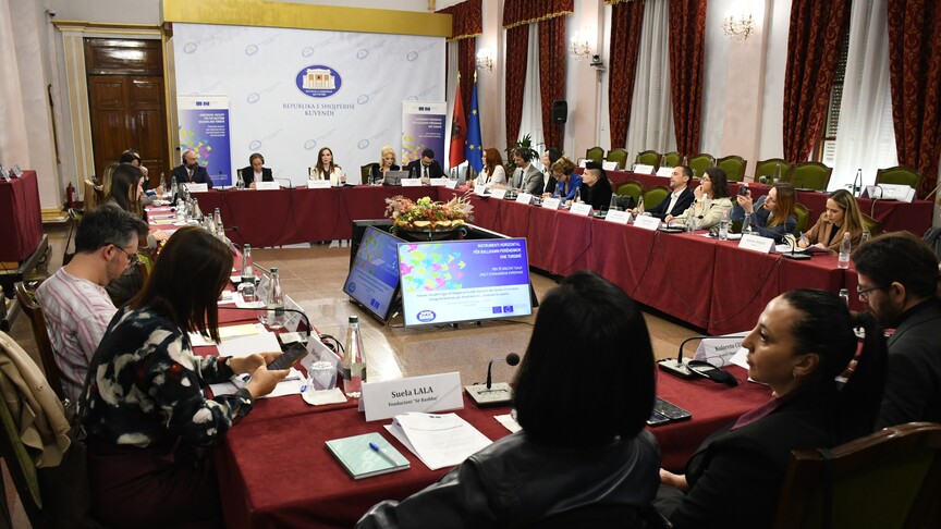 shqiperi,-mbahet-takimi-per-dialogun-parlamentar-mbi-luften-kunder-racizmit-dhe-gjuhes-se-urrejtjes