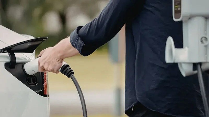 lufta-ne-iran-nxit-propozimin-e-be-se-per-te-ulur-taksen-mbi-energjine-elektrike