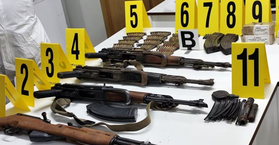 kontrolle-ne-zubin-potok,-policia-e-kosoves-zbulon-armatime-te-shumta-ne-banesa-dhe-vende-te-fshehta