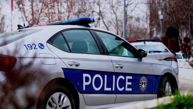 e-rende-ne-kosove/-tre-anetare-te-nje-familjeje-gjenden-te-pajete-ne-banese-pas-zjarrit,-mes-tyre-dy-femije