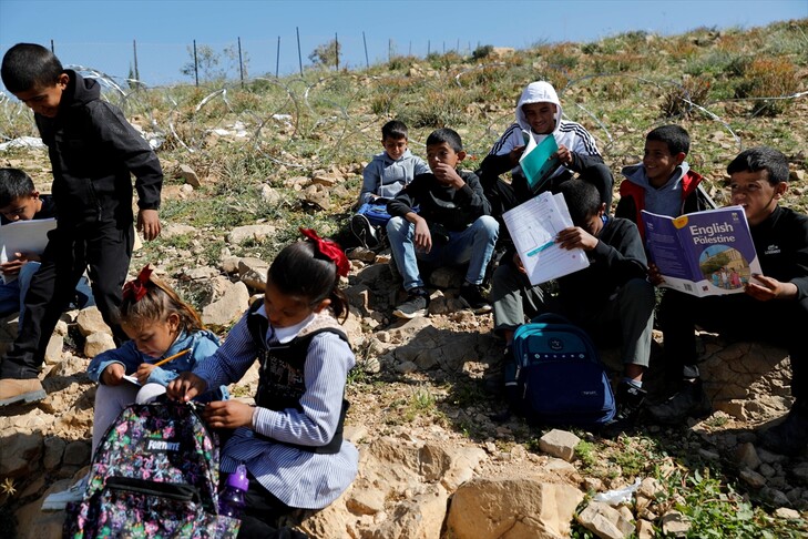 nxenesit-ne-bregun-perendimor-zhvillojne-mesimin-ne-rruge-per-shkak-te-mbylljes-se-rruges-nga-izraelitet