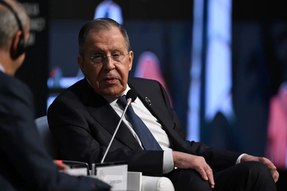 lavrov:-rusia-sheh-“pozitivisht”-mundesine-e-rinisjes-se-bisedimeve-me-ukrainen-ne-stamboll