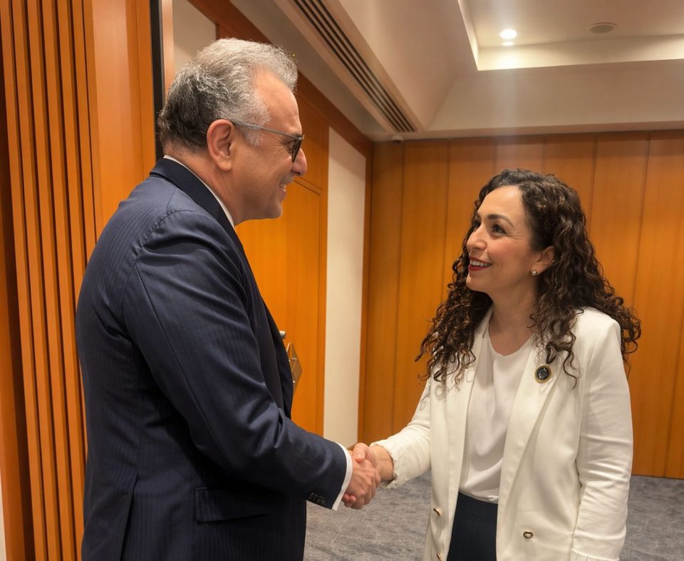 vjosa-osmani-takohet-me-keshilltarin-e-donald-trump:-kosova-do-mbetet-vendi-me-pro-amerikan