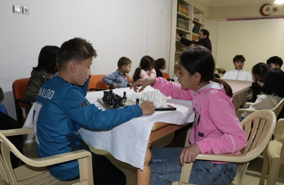 trabzon,-imami-e-shnderroi-katin-e-poshtem-te-xhamise-ne-nje-qender-rinore