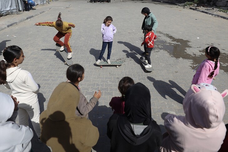 vajza-e-re-nga-gaza-perhap-shprese-te-femijet-e-luftes-me-skejtbordin-e-saj