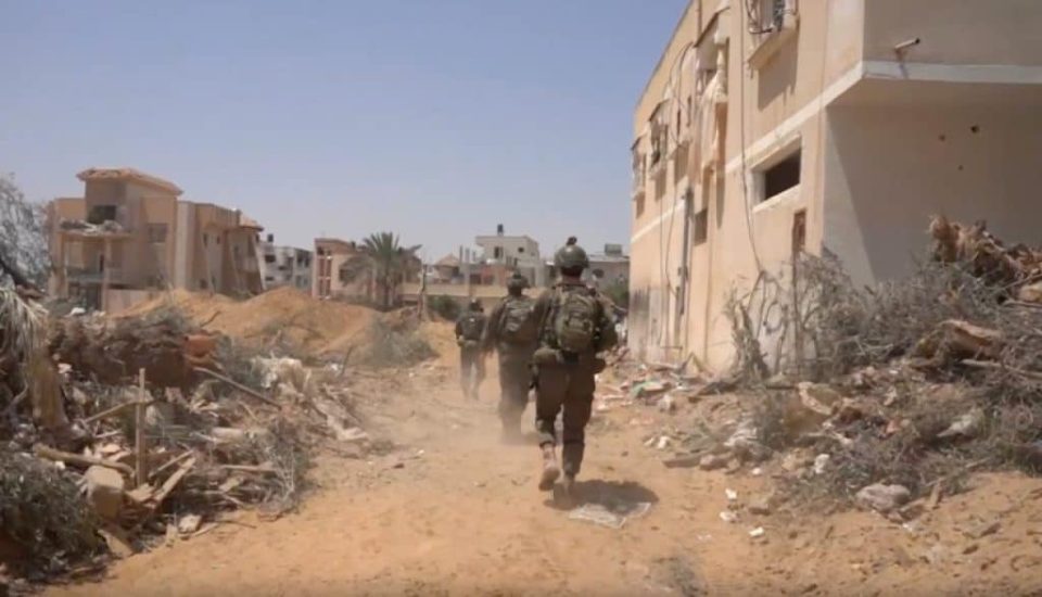 ushtar-i-idf-se-filmohet-duke-shkaterruar-nje-statuje-te-jezusit-ne-libanin-jugor