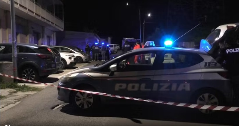 gruaja-hidhet-nga-dritarja-me-tre-femijet,-vetem-njeri-shpeton,-ndodhet-ne-gjendje-te-rende