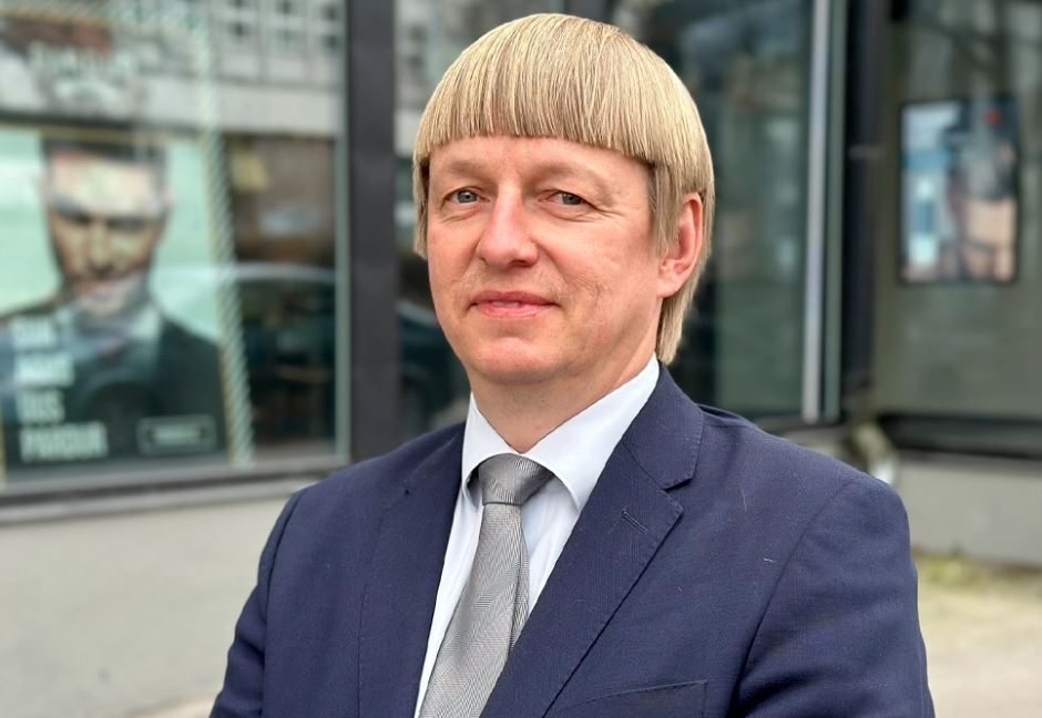 fotolajm/-“mendova-se-ishte-nje-imazh-nga-inteligjenca-artificiale”,-politikani-estonez-behet-viral-per-modelin-unik-te-flokeve