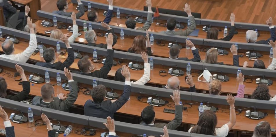 kuvendi-i-kosoves-e-miraton-projektligjin-per-cmimet-tavan-mes-kundershtimeve-nga-opozita