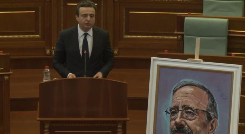 kuvendi-i-kosoves-nderon-kujtimin-e-eliot-engel,-kurti:-ishte-zeri-i-vendit-ne-dite-te-veshtira,-i-qendroi-besnik-angazhimit-per-kombin-tone