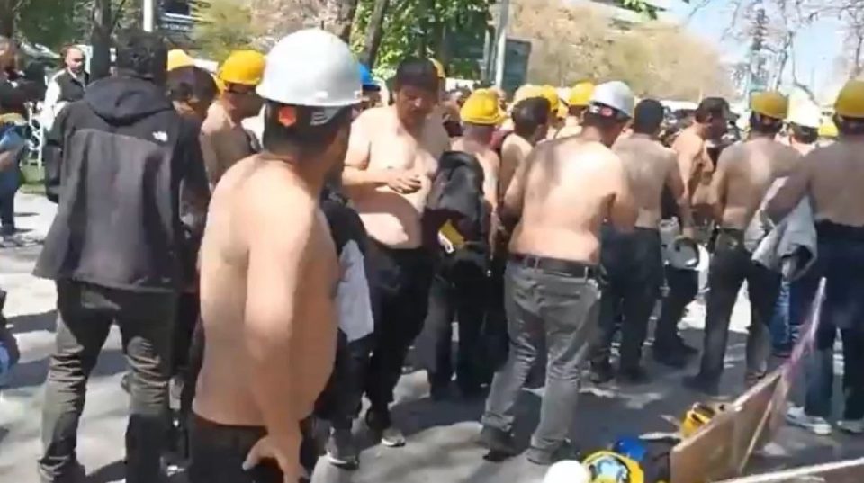 video/-minatoret-ne-turqi-hidhen-ne-demonstrate,-policia-i-‘mbyt’-me-gaz-lotsjelles,-disa-perfundojne-ne-spital:-ose-fitojme,-ose-behemi-skllever!