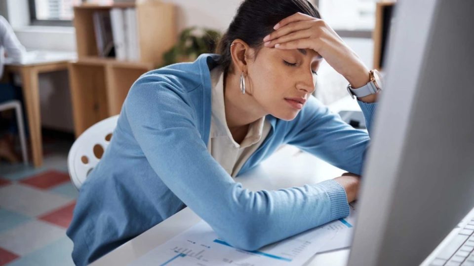 nese-vereni-se-dikush-sillet-keshtu,-reagoni-menjehere:-mund-te-jete-shenje-e-tumorit-ne-tru