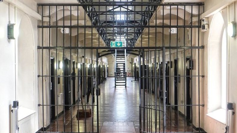 drejtoria-refuzoi-t’i-transferonte-ne-krahun-tjeter,-te-denuarit-i-vene-zjarrin-burgut-ne-greqi