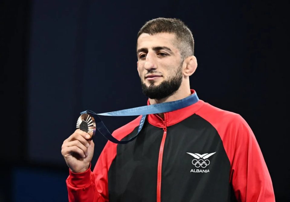 mundesi-i-shqiperise-islam-dudaev-fiton-medaljen-e-argjendte-ne-evropianin-e-mundjes-ne-tirane