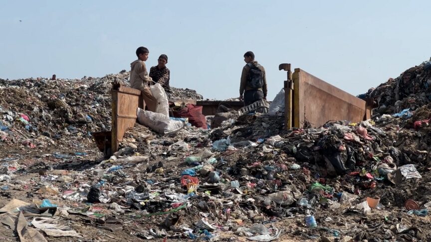 femijet-ne-gaza-po-rriten-mes-grumbujve-te-mbeturinave-prane-tendave-ku-jetojne