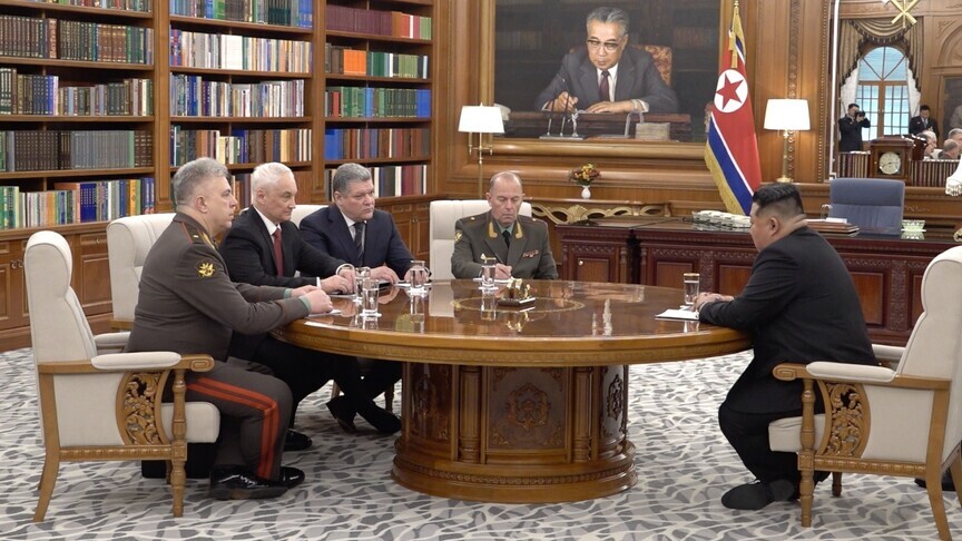 ministri-rus-i-mbrojtjes-dhe-lideri-i-korese-se-veriut-takohen-ne-phenian