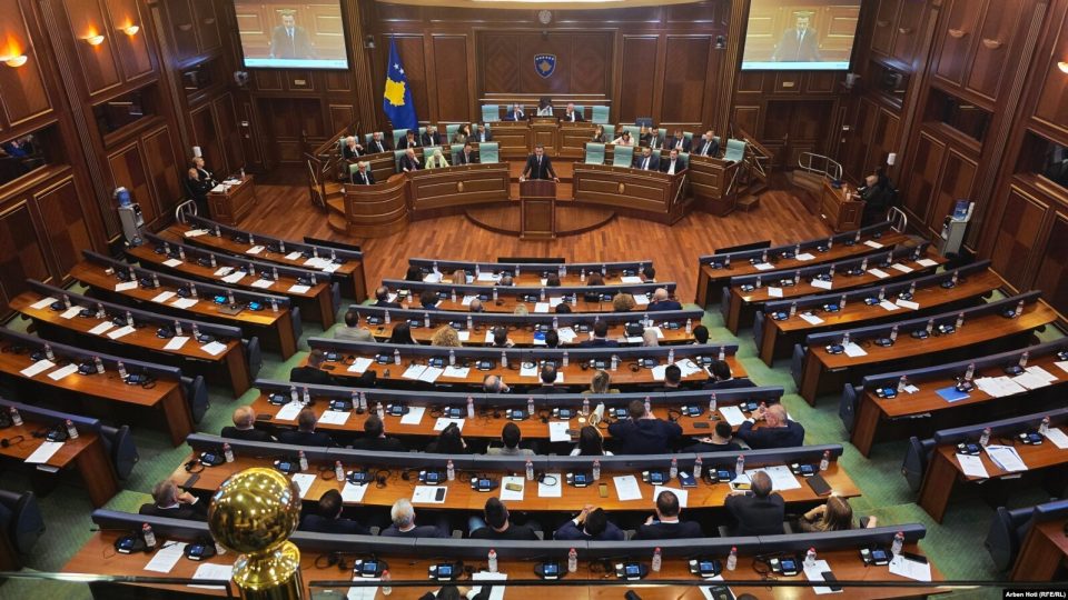 vetevendosja-propozon-2-kandidatura-per-presidentin-e-kosoves,-ja-kush-jane-2-zonjat-qe-do-te-votohen-ne-parlament