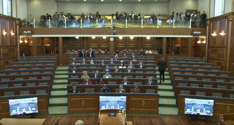 skadon-sot-afati-kushtetues-per-zgjedhjen-e-presidentit,-“vetevendosje”-propozoi-2-emra.-nis-seanca,-salla-thuajse-bosh