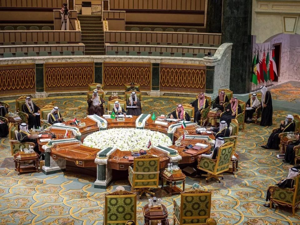 lideret-e-gjirit-organizojne-samit-emergjent-ne-arabine-saudite-per-te-diskutuar-tensionet-rajonale