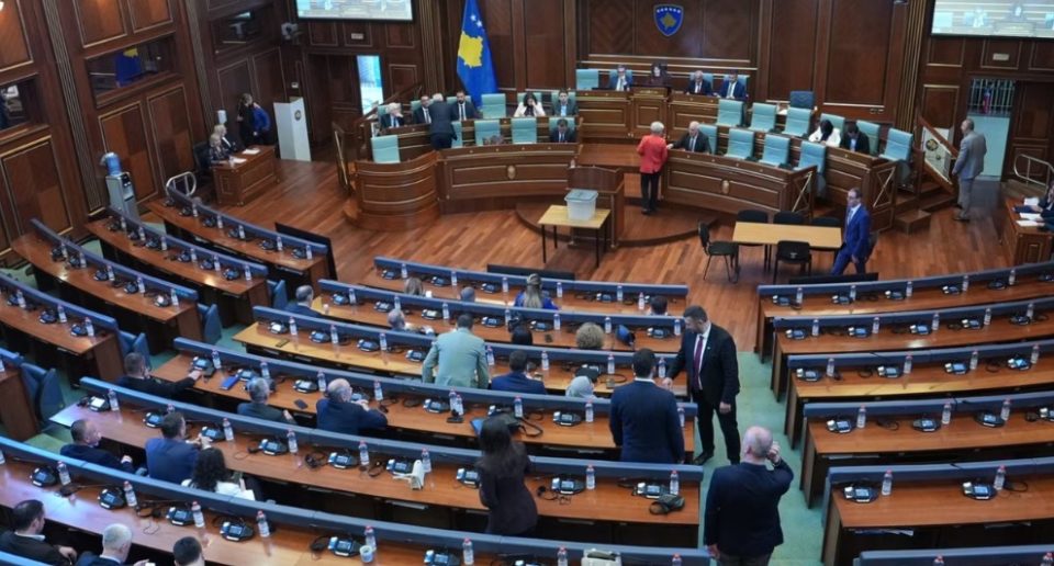 presidenti-i-ri/-rinis-seanca-ne-kuvendin-e-kosoves,-opozita-serish-bojkot
