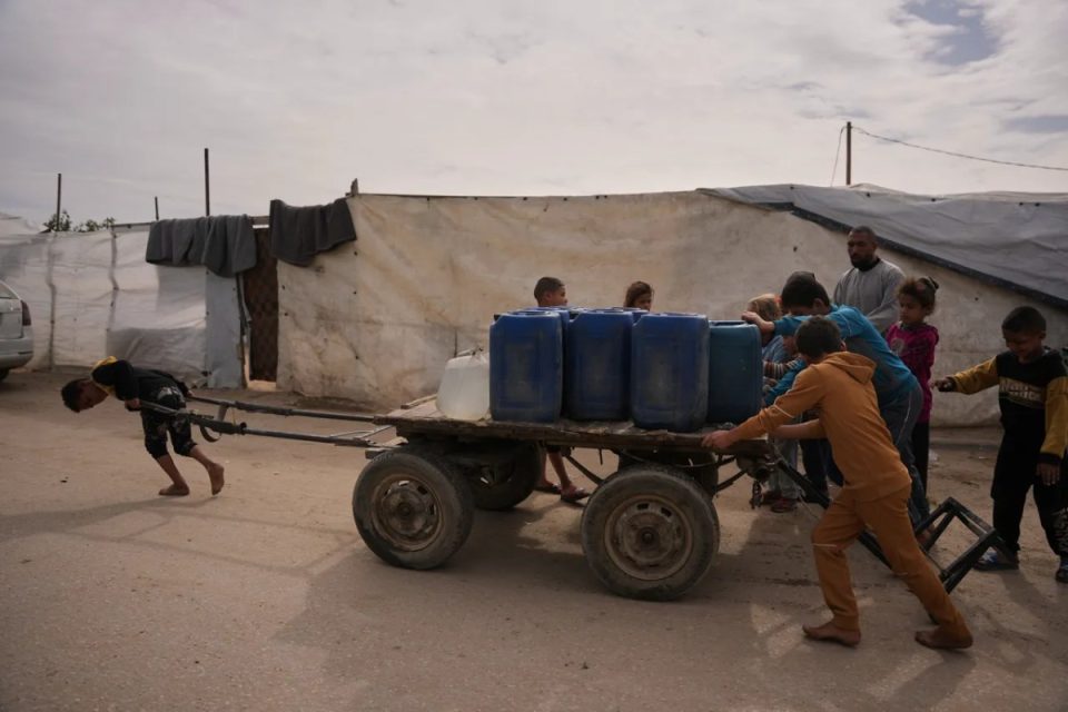 mjeket-pa-kufij:-izraeli-po-perdor-qasjen-ne-uje-si-“arme”-te-ndeshkimit-kolektiv-ne-gaza