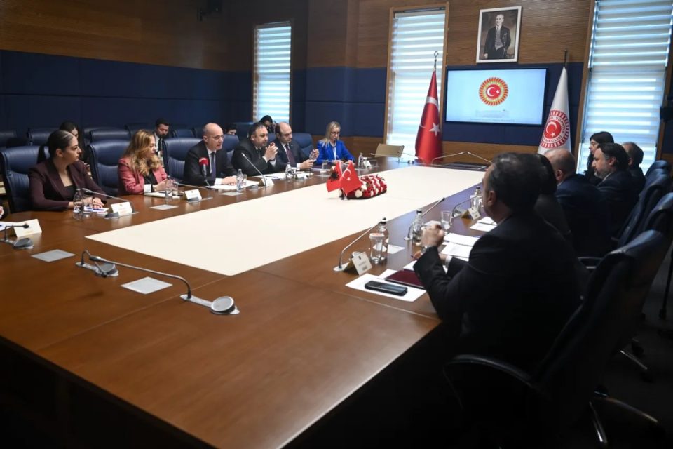 parlamentaret-e-turkiyes-dhe-te-shqiperise-takohen-ne-ankara,-riafirmohen-marredheniet-e-shkelqyera