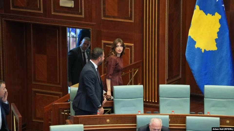 video/-kuvendi-i-kosoves-zhvillon-seancen-per-zgjedhjen-e-presidentit.-kryeparlamentarja-haxhiu:-pres-qe-opozita-te-vije-ne-salle