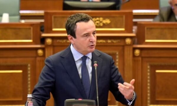 kurti-shfrytezon-kuvendin-per-te-bere-fushate,-sulmon-opoziten:-jane-ne-renie-te-lire