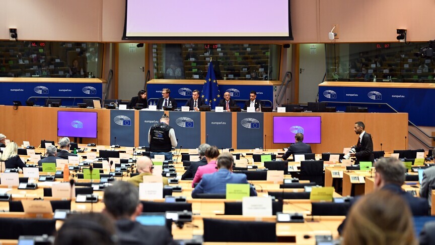 lideret-e-gjirit-refuzojne-cdo-tarife-per-anijet-qe-kalojne-hormuzin,-bejne-thirrje-per-lundrim-te-lire