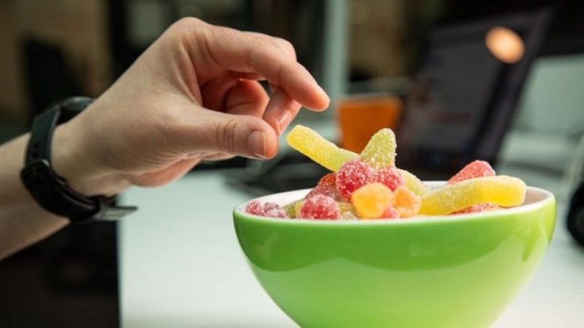 ushqimi-i-lehte-naten-vone-dhe-stresi-mund-te-shkaktojne-probleme-ne-shendetin-e-zorreve