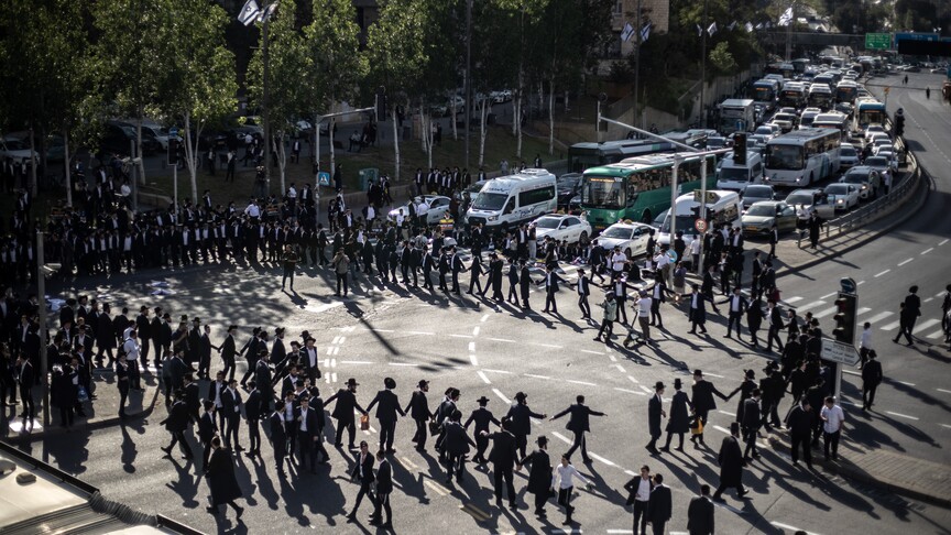 hebrenjte-ultra-ortodokse-bllokojne-rrugen-drejt-kudsit-perendimor-kunder-arrestimit-te-shmangesve-te-sherbimin-ushtarak