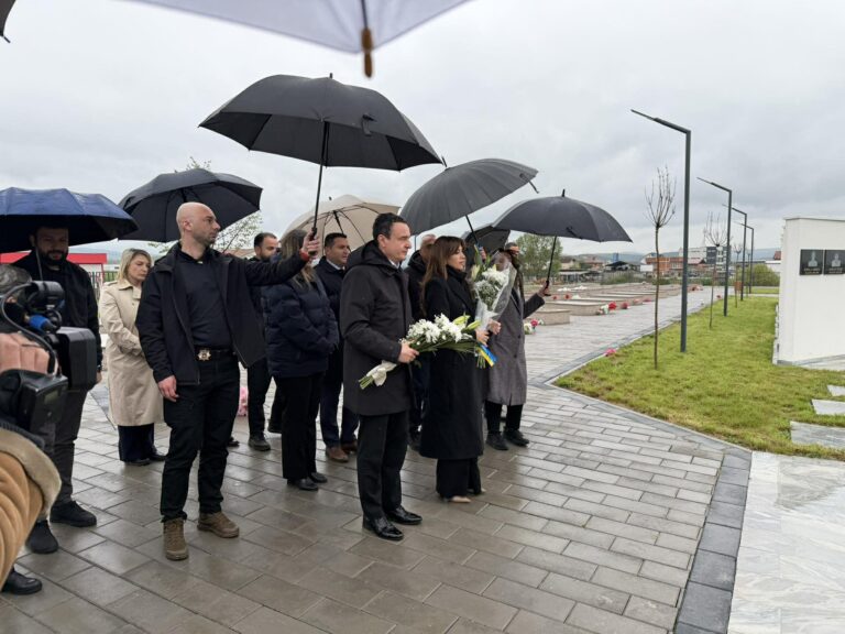 haxhiu-e-kurti-bejne-homazhe,-nderojne-deshmoret-ne-gllobar-te-drenasit