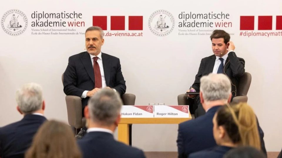 kryediplomati-turk-fidan-takohet-me-guvernatorin-dhe-kryetarin-e-vjenes