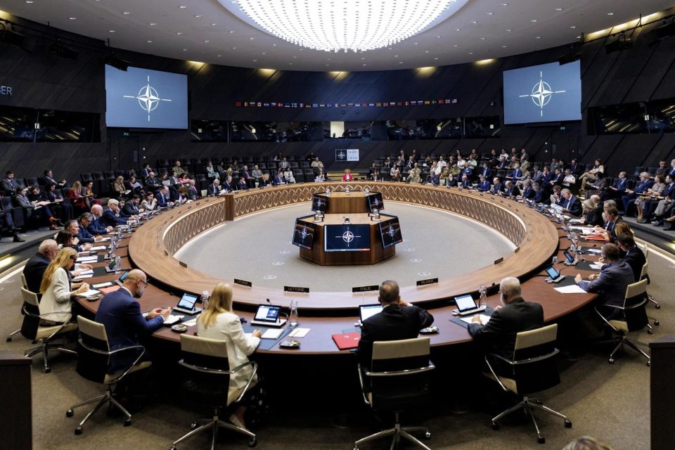 ulutas-i-falenderon-aletatet-ne-nato-qe-po-e-mbajne-kfor’in-te-pajisur-dhe-te-pergatitur-mire