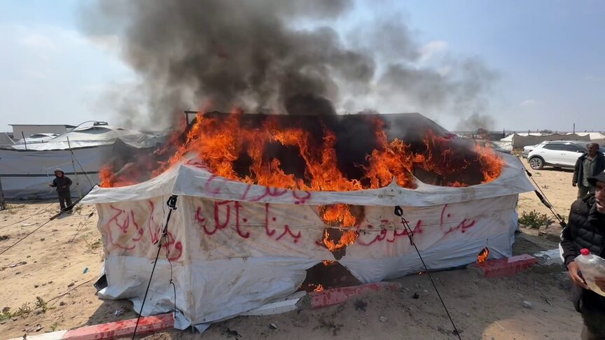 banoret-e-gazes-protestojne-duke-“djegur-tenda”-qe-bota-te-degjoje-zerin-e-tyre