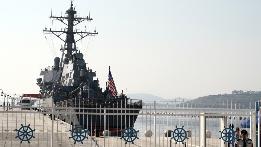 zjarri-demton-shkaterruesin-e-marines-amerikane-“uss-higgins”