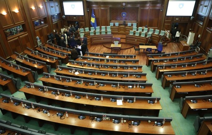 per-77-dite-mandat,-mbi-gjysme-milioni-euro-shkuan-ne-paga-per-deputetet