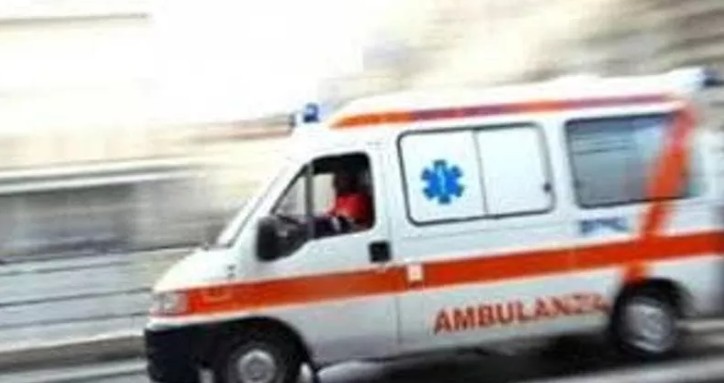 doli-nga-makina-per-te-ndihmuar-nje-shofer-qe-ishte-aksidentuar,-perplaset-nga-nje-automjet-tjeter-dhe-vdes