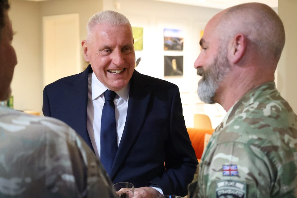 hargreaves-njofton-takimin-e-ministrit-britanik-me-komandantin-e-kfor-it,-ne-fokus-siguria-ne-kosove