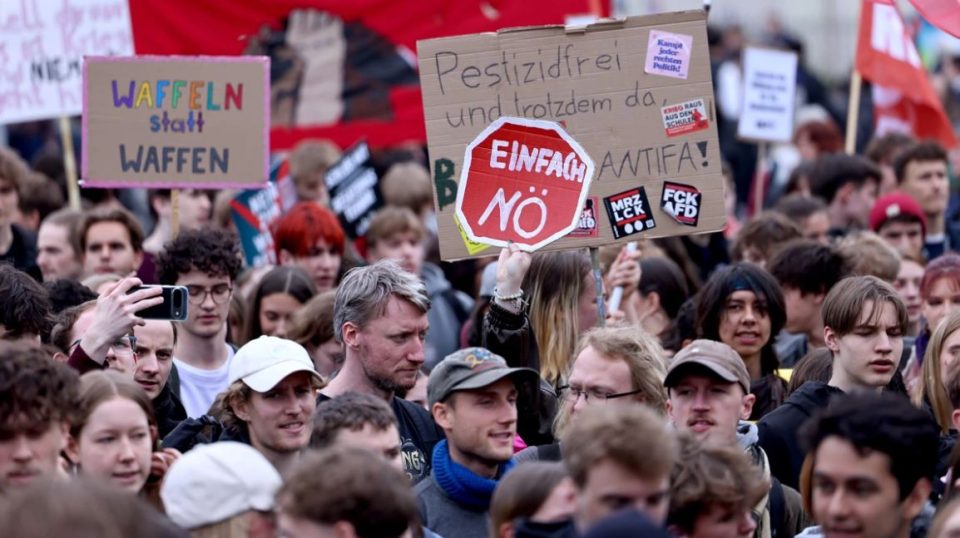 mijera-studente-ngrihen-ne-protesta-rrugeve-te-gjermanise,-nuk-duan-sherbimin-e-detyrueshem-ushtarak!