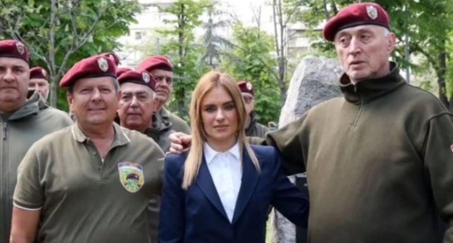 rel:-shteti-serb-financon-veteranet-e-beretave-te-kuqe,-qe-luftuan-edhe-ne-kosove