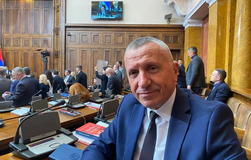 propozohet-rezolute-ne-kuvendin-e-serbise-per-denimin-e-krimeve-serbe-ne-kosove