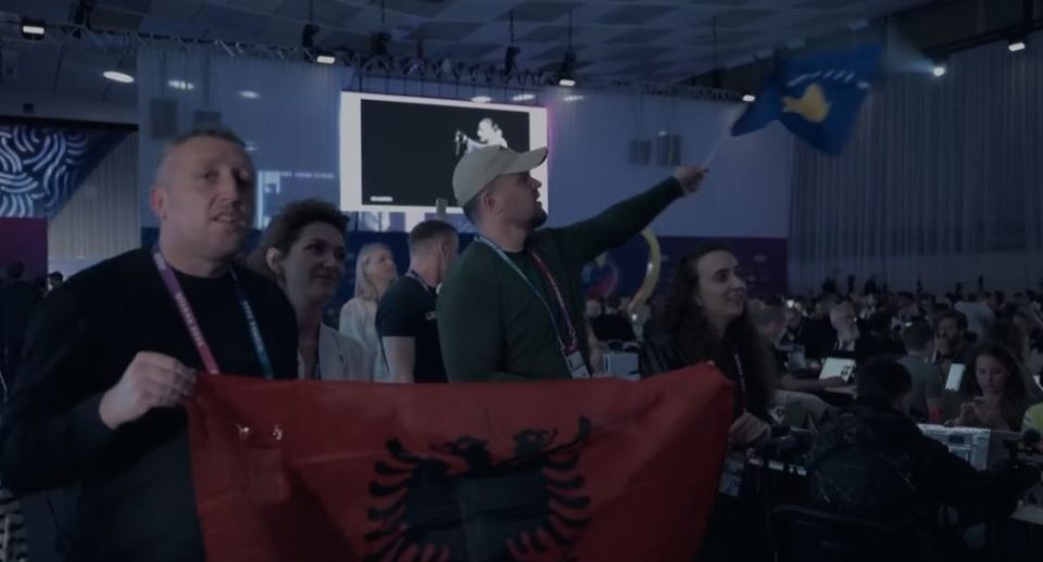“nuk-lejohet!”/-alis-kendonte-“nan”,-delegacionin-serb-ne-eurovizion-e-shqeteson-flamuri-i-kosoves!-reagimi-i-shqiptareve-(video)