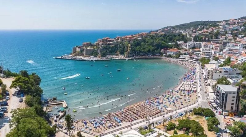 ulqini-me-rregulla-te-reja-per-pushuesit/-gjobe-deri-ne-500-euro-per-ata-qe-levizin-me-rroba-banjo-jashte-zonave-te-plazhit