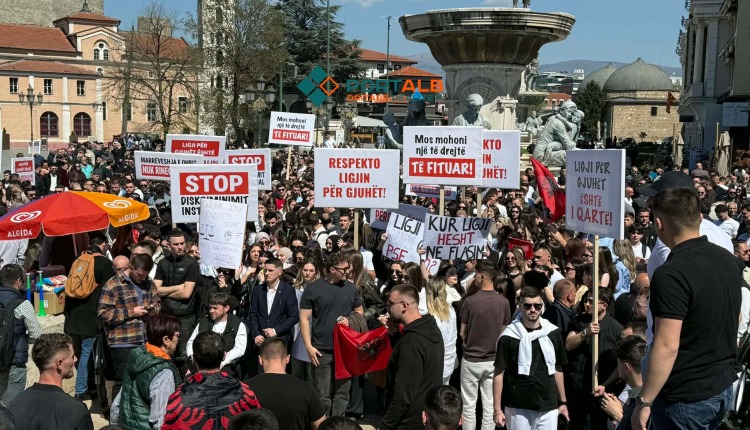 “jemi-me-ju”,-kosova-dhe-shqiperia-mbeshtesin-protesten-studentore-ne-shkup