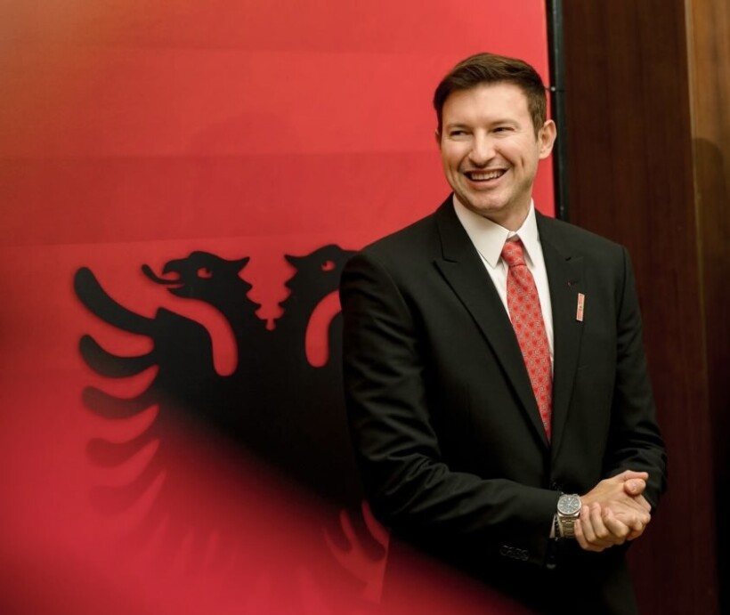 protesta-e-studenteve-ne-rmv,-ambasadori-meidani-mesazh-me-vargjet-e-fishtes:-gjuhen-t’uej-kurr-mos-ta-lini