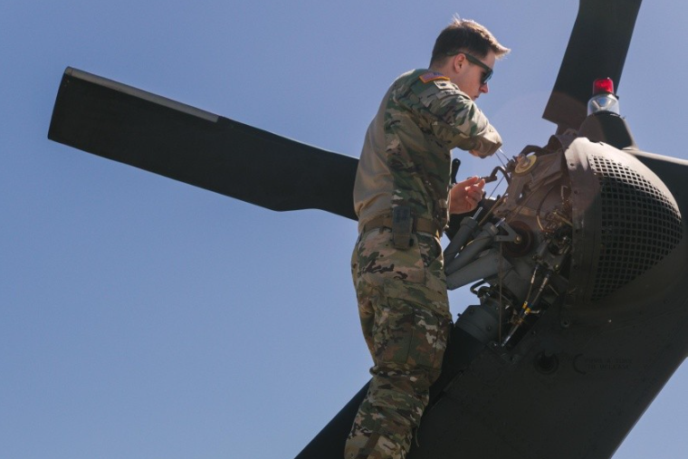 ushtaret-amerikane-mirembajne-dhe-inspektojne-helikopteret-black-hawk-ne-bondsteel