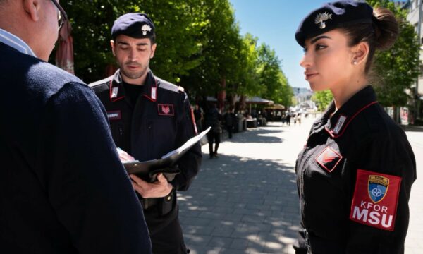 kfor:-carabinieret-italiane-patrullojne-ne-mitrovicen-e-veriut-per-siguri-dhe-levizje-te-lire
